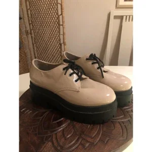 Beige chunky platåskor med snörning