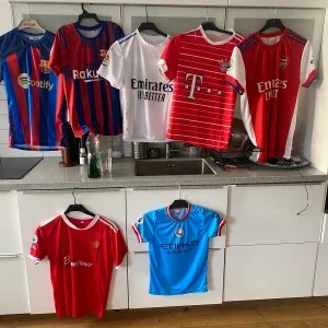 Samling av fotbollströjor från olika klubbar