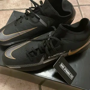 Nike phantom fotbollsskor