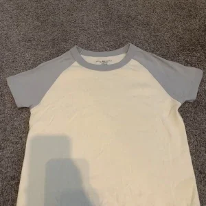 Vit och grå t-shirt från Brandy Melville