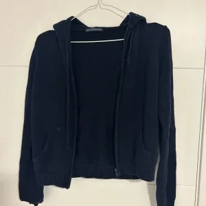 Svart stickad hoodie med dragkedja