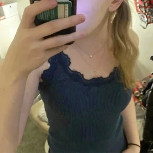 Rosemunde linne med spets