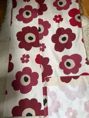 Marimekko Unikko tyg i rött och vitt