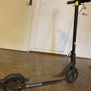 Säljer en svart elsparkcykel från Xiaomi den köptes för 4 månader kvitto finns kartongen finns jag köpte den för 4 500 kr