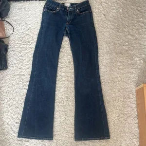 Mörkblå lågmidjade jeans från Abrand Jeans