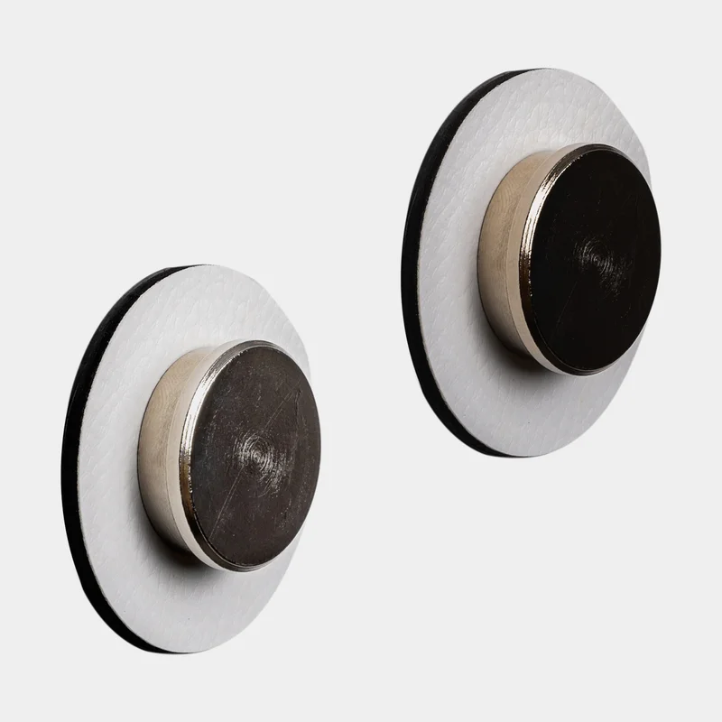 Magnetyczne haczyki Silwy Magnetic Pins Smart, srebrne, 2-pak + białe samoprzylepne płytki magnetyczne Ø5 cm - Jachtowa