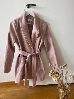 Rosa kappa från Bubbleroom med skärp