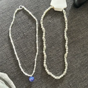 Två pärlhalsband med detaljer