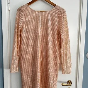 Rosa paljettklänning Gina Tricot