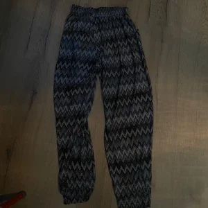 Mönstrade byxor i polyester