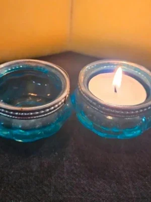 Blåa ljuslyktor i glas