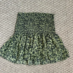 Grön leopardmönstrad kjol