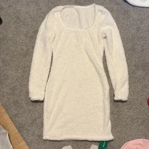 Vit fluffig klänning från Shein