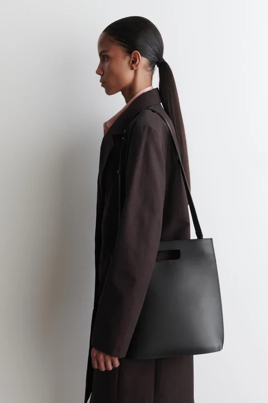 COS Folio Tasche - Leder in Schwarz - Frauen