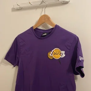 Lila Los Angeles Lakers t-shirt från New Era