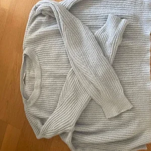 Ljusblå stickad tröja från Chiquelle