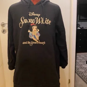 Svart Disney hoodie med Snövit-tryck