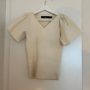 Beige topp med puffärm från Vero Moda