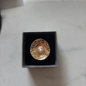 Ring i guld med pärla