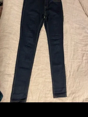 Mörkblå jeans från Pieces