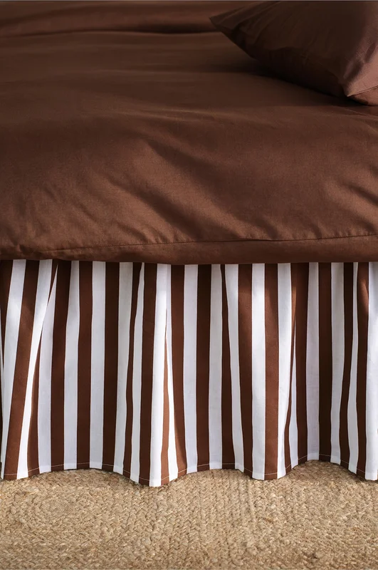 Jotex - Geplooide Bedsprei Donkerbruin/wit Donkerbruin/Wit - KAYO - Koop Bedrokken bij Jotex