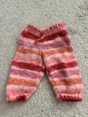 Randiga stickade byxor i rosa toner för dockor