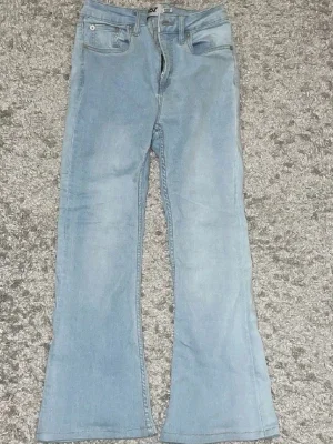Bootcut-jeans från Lager 157 – mjuka & bekväma i ljusblått