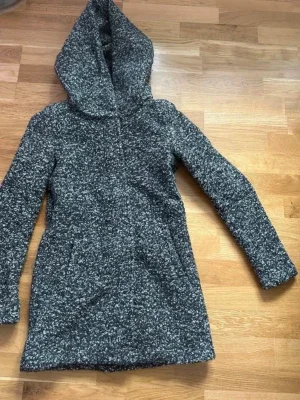 Gråmelerad ullkappa med huva från ONLY