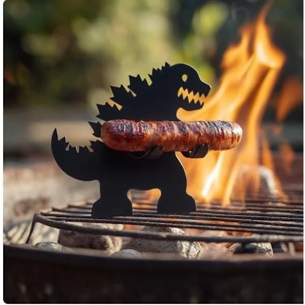 En rolig och bärbar dinosaurieformad korvhållare perfekt för grillar, rullgrillar, unikt formade grillar, utomhusmatlagning och campingfester.