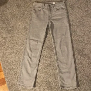 Grå slim fit byxor från H&M