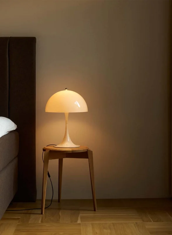 Louis Poulsen Panthella 320 V2 bordlampe - opal/beige