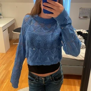 Blå croppad stickad tröja Object XS