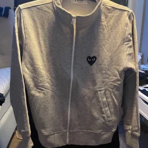 Grå zip up CDG grå
