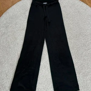 Svarta velour byxor