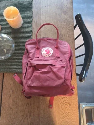 Vinröd Kånken ryggsäck från Fjällräven