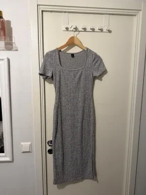 Grå ribbad klänning från SHEIN