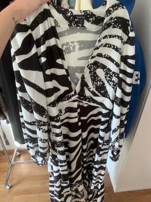 Zebramönstrad klänning Boohoo
