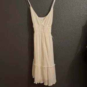 Vit plisserad klänning från Gina Tricot