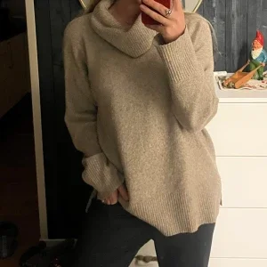 Beige stickad tröja med polokrage