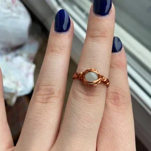 Handgjord ring med koppartråd och vit sten
