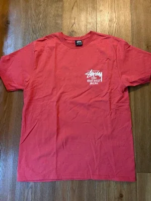 Röd Stüssy x Dover Street Market tee