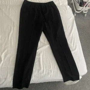 Svarta slim fit byxor från H&M