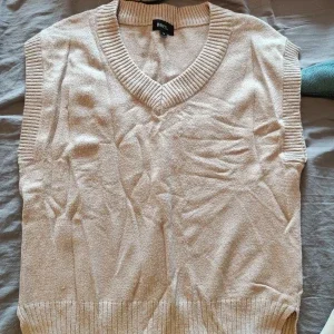 Beige stickad väst från DNY