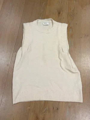 Beige stickad väst från ONLY