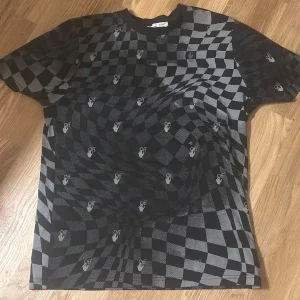 Svart och grå rutig Off-White t-shirt