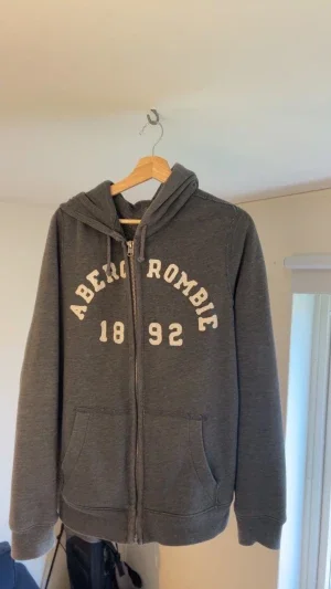 Grå Abercombie & Fitch zip up hopdie