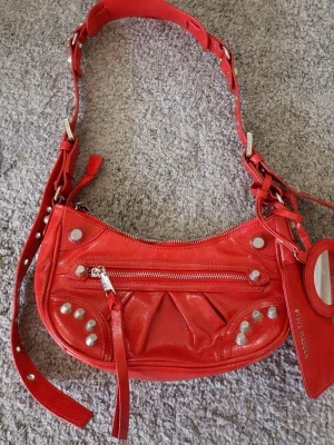 Röd Steve Madden handväska i skinn