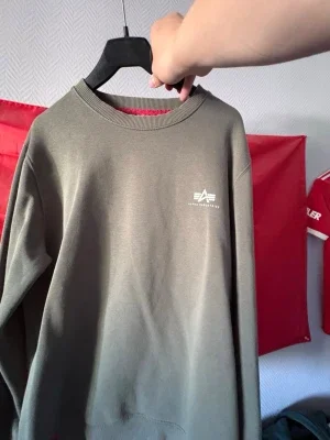 Olivgrön sweatshirt från Alpha Industries