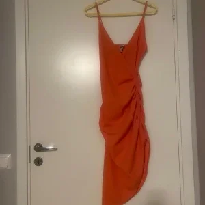 Orange klänning