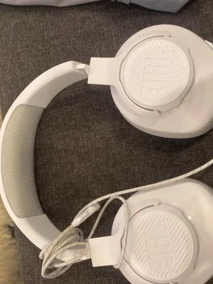 Vita over-ear hörlurar från JBL